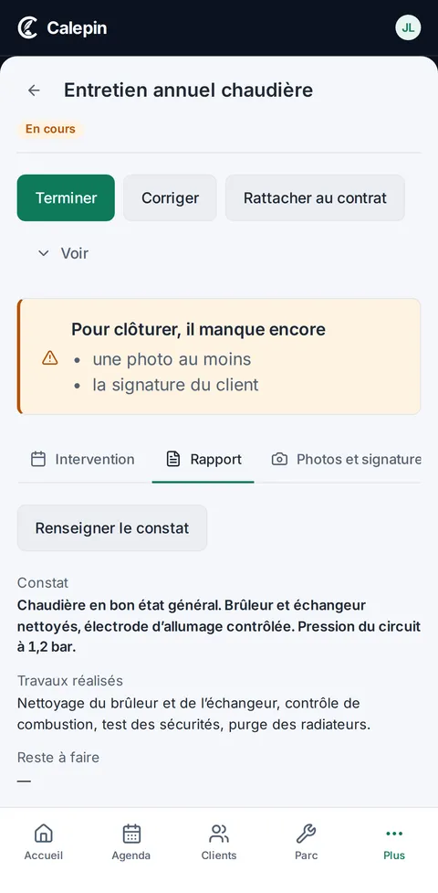 Rapport d'intervention sur téléphone : constat, travaux réalisés, et ce qui manque encore pour clôturer, une photo et la signature du client.